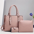 Ensemble détaillé de trois sacs roses avec motif litchi : cabas, pochette et porte-carte - Rose
