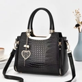 Bolso grande de hombro negro efecto cocodrilo con colgante de corazón dorado y asas - Negro