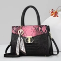 Sac à main texture crocodile noir et serpent rose avec foulard élégant et fermoir doré - Noir & Rose