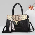 Sac à main noir à motif crocodile avec détails serpent et foulard en soie décoratif - Noir et Kaki