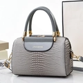 Graue Beuteltasche mit Krokodilprägung, goldenen Details und elegantem Tragegriff - Grau