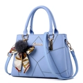 Sac à main matelassé bleu clair en cuir synthétique avec logo doré et foulard décoratif - Bleu clair