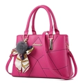 Sac à main matelassé magenta en similicuir avec logo doré et pompon en fausse fourrure - Rose rouge
