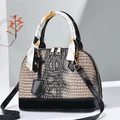 Elegante beige Tasche mit Krokodilmuster, schwarzem Lacklederbesatz und Seidenschal - Khaki