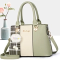 Bolso de mano verde con diseño de bloques de color, paneles texturizados y pompón - Verde