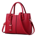 Rote Handtasche mit Lychee-Muster, goldener Hardware und zwei Griffen in Unifarbe - Burgunderrot