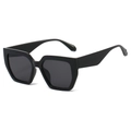 Gafas de sol cuadradas negras con montura gruesa y lentes oscuras en vista de 45° - Montura Negra Lentes Grises