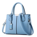 Borsa a mano azzurro cielo in pelle martellata con doppi manici e finiture dorate - Celeste