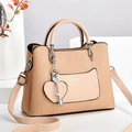 Beigefarbene Handtasche mit Faltenstruktur, Tragegriffen und verstellbarem Schultergurt - Khaki