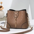 Sac seau marron gaufré avec boucle de chat dorée et de fins glands métalliques - Café