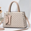 Sac à main beige avec motif trèfle et petite pochette sous un angle de 45 degrés - Khaki