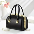 Elegante schwarze Handtasche mit Litschi-Maserung und goldener Perlen-Schließe - 23x14x17cm / Schwarz