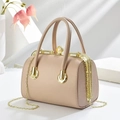Elegante nude-rosa Bügeltasche mit Perlenverschluss und Goldkette auf weißem Sockel - 23x14x17cm / Khaki