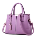 Borsa a mano viola in pelle martellata con finiture dorate e tracolla regolabile - Viola Taro