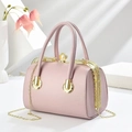 Detail der hellrosa Henkeltasche mit goldenem Metallrahmen und Perlenverschluss - 23x14x17cm / Rosa