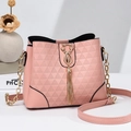 Sac seau rose à gaufrage géométrique avec boucle chat dorée et pompon métallique - Rose
