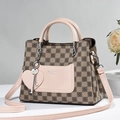 Dettaglio della tasca in pelle rosa con scritta fashion e ciondolo a cuore sulla borsa - Bianco Sporco Scacchiera