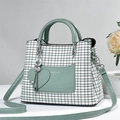 Dettaglio della borsa a quadri verde menta con ciondolo a cuore e tracolla lunga - Quadri Verde