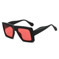 Occhiali da sole squadrati oversize con montatura nera e lenti rosse traslucide - Montatura Nera Lenti Rosse
