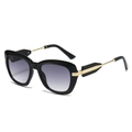 Schicke Cat-Eye-Sonnenbrille in Schwarz mit Verlaufsgläsern und Details aus goldfarbenem Metall - Schwarzer Rahmen Doppelt Graue Linse