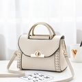 Borsa moda in pelle PU color crema con manico dorato e dettagli laterali intrecciati - Cachi