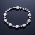 Elegantes silbernes Wassertropfen-Armband mit funkelnden Zirkonia-Steinen in Birnenform - Silber