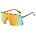 Gafas de sol de escudo extragrandes con lentes de espejo degradadas y remaches negros - Montura Negra Lentes Espejo Rojo