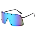 Gafas de sol tipo escudo oversize con lentes degradadas azul-púrpura y remaches - Montura Negra Lentes Azules