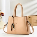 Sac seau chic motif litchi avec perles en bois décoratives dans un intérieur douillet - Sac Unique / Khaki Clair