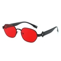 Lunettes de soleil carrées avec monture noire et verres rouges et détail diamant - Standard / Régulier (TVA 13 % incluse) Monture noire verres rouges
