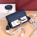 Borsa rotonda in pelle PU blu navy e bianca con ricamo di cani e tracolla ampia in tessuto - Blu scuro