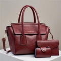 Vista dettagliata del set di 3 borse in pelle rosso vino con eleganti finiture dorate - Rosso