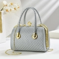 Bolso de fiesta plateado brillante con cierre de perla y cadena dorada - Plateado