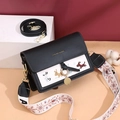 Borsa a tracolla con ricamo cane, in pelle bianca e nera con due tracolle diverse - Nero