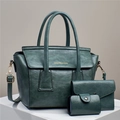 Dettaglio del set di tre borse verde scuro con trama in pelle martellata di alta qualità - Verde