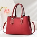 Borsa tote rossa strutturata con trama intrecciata, fibbie dorate e tracolla - Rosso Vino