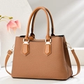 Borsa tote intrecciata marrone classico con manici in pelle e dettagli dorati - Giallo Terra