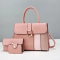 Set borse rosa in tre pezzi con inserto in ecopelle di serpente e dettagli metallici oro - Rosa