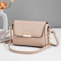 Elegante borsa a tracolla beige con fibbia in metallo dorato e dettaglio catena in resina - Cachi