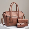 Detailansicht des 3-teiligen braunen PU-Leder-Taschen-Sets mit Narbung und Goldakzenten - Rosa