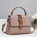 Elegante borsa tote intrecciata in beige e pelle marrone con tracolla regolabile e finiture oro - Albicocca