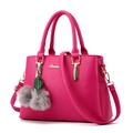 Sac à main magenta en cuir pour femme avec doubles poignées et charms décoratifs - Rose rouge