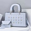 Detalle del bolso bandolera acolchado azul claro con tachuelas doradas y perlas - Azul cielo