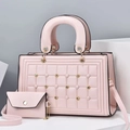 Conjunto de bolso rosa acolchado con remaches dorados y sobre de mano a juego - Rosa
