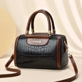 Borsa Boston bicolore con trama a coccodrillo dettagli dorati e tracolla regolabile - Grande / Nero