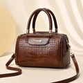 Borsa a mano Boston marrone motivo coccodrillo con finiture dorate e tracolla regolabile - Grande / caffè