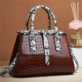 Sac à main marron motif crocodile avec poignée en serpent et boucle en métal argenté - Marron