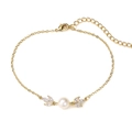 Dettaglio del bracciale dorato con perla, foglie di zircone e chiusura a moschettone - Oro