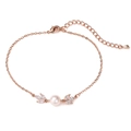 Dettaglio del bracciale in oro rosa con cristalli a foglia e una perla centrale - Oro rosa