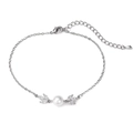 Dettaglio del bracciale a foglia d'argento con perla bianca, zirconi e chiusura a moschettone - Argento